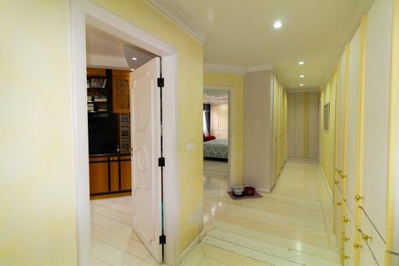 Apartamento à venda com 259m², 3 quartos e 4 vagas Apartamento à venda com 259m², 3 quartos e 4 vagasCorredor dos Quartos