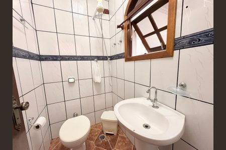 Casa para alugar com 800m², 6 quartos e 13 vagasBanheiro 2 do salão de festas