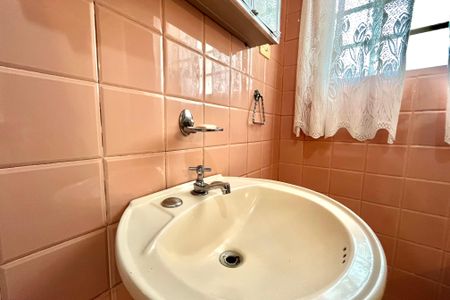 Casa à venda com 180m², 3 quartos e 2 vagasBanheiro