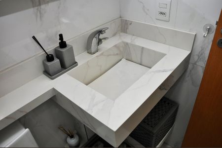Apartamento à venda com 65m², 2 quartos e 2 vagasDetalhe - Banheiro Social
