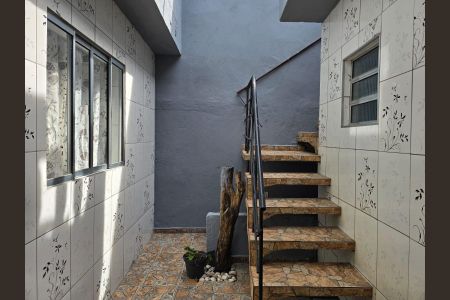 Casa para alugar com 80m², 3 quartos e sem vagaEscada acesso a area de serviço