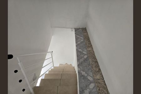 Escada acesso aos Quartos 2 e 3 de casa para alugar com 3 quartos, 80m² em Parque Continental Iii, Guarulhos