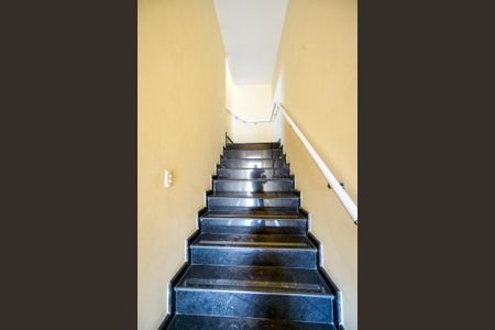 Apartamento para alugar com 100m², 2 quartos e sem vagaEscada de entrada