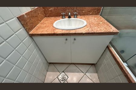 Apartamento para alugar com 280m², 3 quartos e 3 vagasBanheiro do Quarto 1