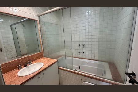 Apartamento para alugar com 280m², 3 quartos e 3 vagasBanheiro do Quarto 1