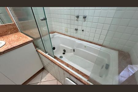 Apartamento para alugar com 280m², 3 quartos e 3 vagasBanheiro do Quarto 1