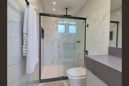 Casa de condomínio à venda com 490m², 5 quartos e 3 vagas Casa de condomínio à venda com 490m², 5 quartos e 3 vagasBanheiro suite 3