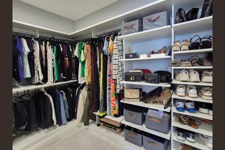 Casa de condomínio à venda com 490m², 5 quartos e 3 vagas Casa de condomínio à venda com 490m², 5 quartos e 3 vagasCloset