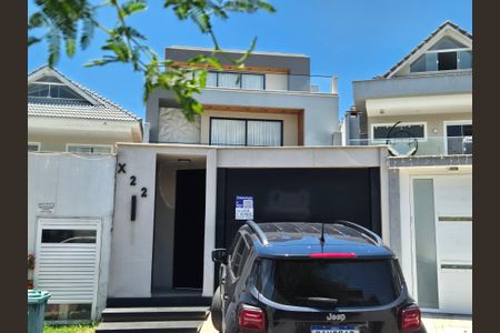 Casa de condomínio à venda com 490m², 5 quartos e 3 vagas Casa de condomínio à venda com 490m², 5 quartos e 3 vagasFachada