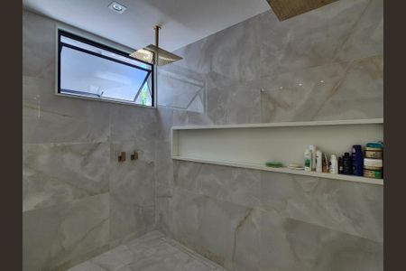 Casa de condomínio à venda com 490m², 5 quartos e 3 vagas Casa de condomínio à venda com 490m², 5 quartos e 3 vagasBanheiro suite 4