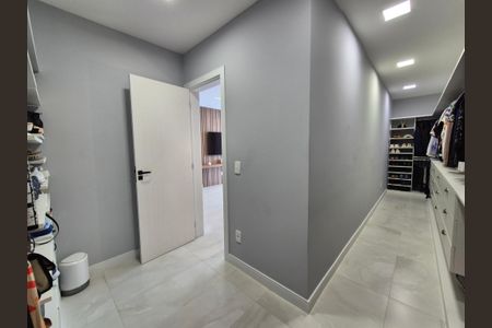 Casa de condomínio à venda com 490m², 5 quartos e 3 vagas Casa de condomínio à venda com 490m², 5 quartos e 3 vagasCloset