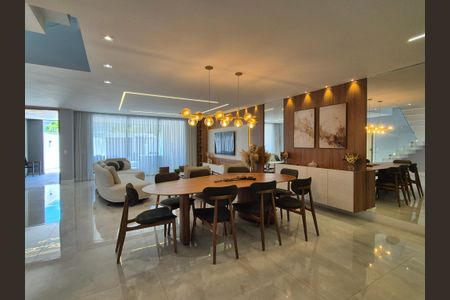 Casa de condomínio à venda com 490m², 5 quartos e 3 vagas Casa de condomínio à venda com 490m², 5 quartos e 3 vagasSala