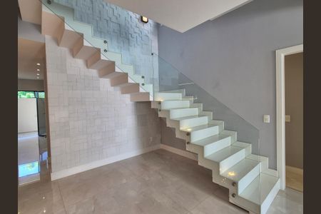 Casa de condomínio à venda com 490m², 5 quartos e 3 vagas Casa de condomínio à venda com 490m², 5 quartos e 3 vagasEscada