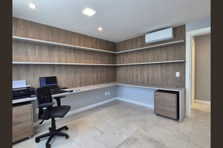 Casa de condomínio à venda com 490m², 5 quartos e 3 vagas Casa de condomínio à venda com 490m², 5 quartos e 3 vagasSuíte 5