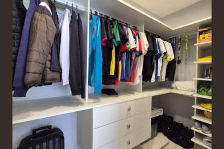 Casa de condomínio à venda com 490m², 5 quartos e 3 vagas Casa de condomínio à venda com 490m², 5 quartos e 3 vagasCloset