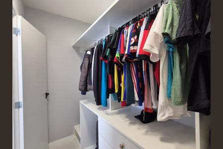 Casa de condomínio à venda com 490m², 5 quartos e 3 vagas Casa de condomínio à venda com 490m², 5 quartos e 3 vagasCloset