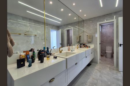 Casa de condomínio à venda com 490m², 5 quartos e 3 vagas Casa de condomínio à venda com 490m², 5 quartos e 3 vagasBanheiro suite 4