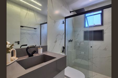 Casa de condomínio à venda com 490m², 5 quartos e 3 vagas Casa de condomínio à venda com 490m², 5 quartos e 3 vagasBanheiro suite 5