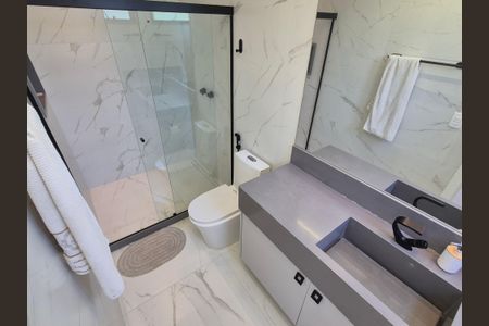 Casa de condomínio à venda com 490m², 5 quartos e 3 vagas Casa de condomínio à venda com 490m², 5 quartos e 3 vagasBanheiro suite 3