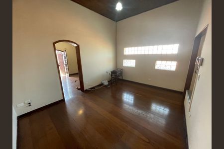 Casa à venda com 260m², 3 quartos e 3 vagas Casa à venda com 260m², 3 quartos e 3 vagasSala de TV
