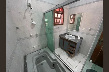 Casa à venda com 260m², 3 quartos e 3 vagas Casa à venda com 260m², 3 quartos e 3 vagasBanheiro