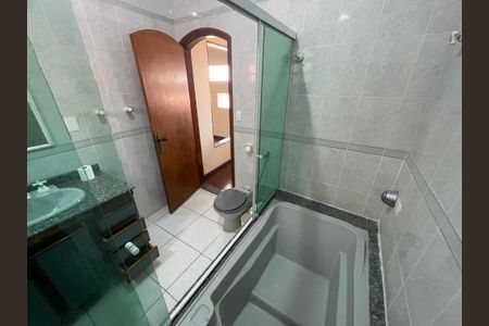 Casa à venda com 260m², 3 quartos e 3 vagas Casa à venda com 260m², 3 quartos e 3 vagasBanheiro