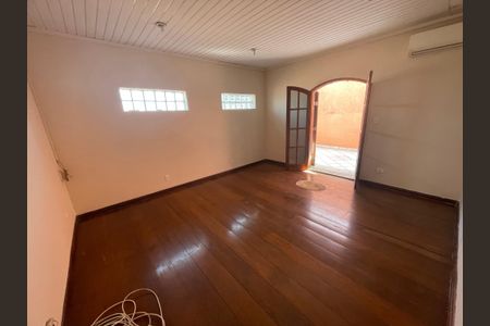 Casa à venda com 260m², 3 quartos e 3 vagas Casa à venda com 260m², 3 quartos e 3 vagasQuarto