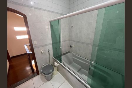 Casa à venda com 260m², 3 quartos e 3 vagas Casa à venda com 260m², 3 quartos e 3 vagasBanheiro