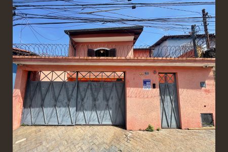 Casa à venda com 260m², 3 quartos e 3 vagas Casa à venda com 260m², 3 quartos e 3 vagasFachada