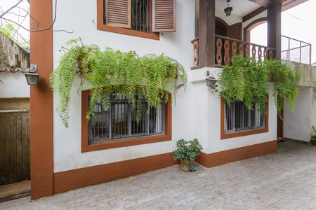 Casa à venda com 160m², 4 quartos e 4 vagas Casa à venda com 160m², 4 quartos e 4 vagasFachada