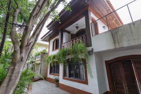 Casa à venda com 160m², 4 quartos e 4 vagas Casa à venda com 160m², 4 quartos e 4 vagasFachada