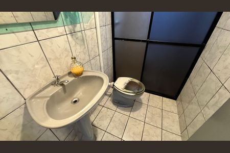 Casa de condomínio para alugar com 120m², 4 quartos e 5 vagasBanheiro de serviço