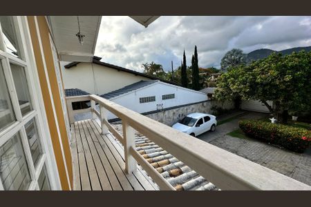 Casa de condomínio para alugar com 120m², 4 quartos e 5 vagasVaranda