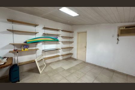 Casa de condomínio para alugar com 120m², 4 quartos e 5 vagasEdícula