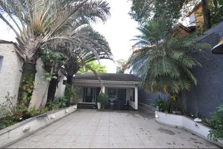 Quintal de casa para alugar com 3 quartos, 800m² em Vila Albertina, São Paulo