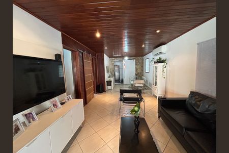 Sala de casa para alugar com 3 quartos, 450m² em Madureira, Rio de Janeiro
