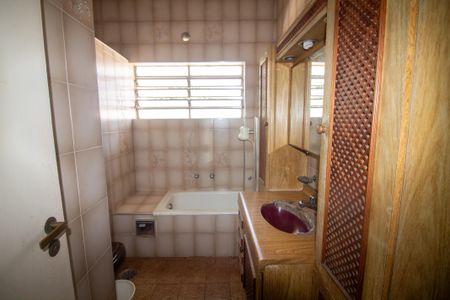 Casa à venda com 140m², 3 quartos e 2 vagasBanheiro 1