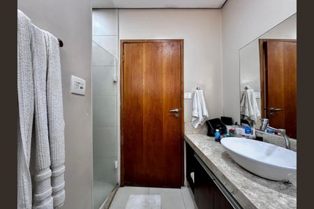 Casa à venda com 165m², 3 quartos e 2 vagasBanheiro 