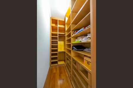 Casa à venda com 300m², 3 quartos e 4 vagas Casa à venda com 300m², 3 quartos e 4 vagasCloset da Suíte 1