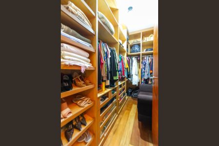 Casa à venda com 300m², 3 quartos e 4 vagas Casa à venda com 300m², 3 quartos e 4 vagasCloset da Suíte 3