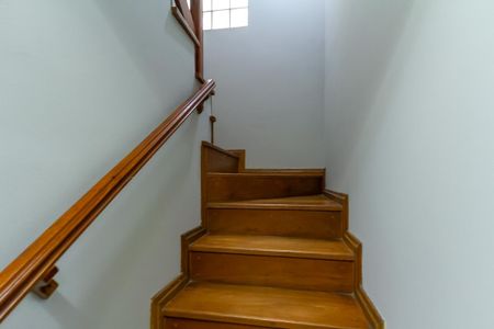 Casa à venda com 300m², 3 quartos e 4 vagas Casa à venda com 300m², 3 quartos e 4 vagasEscada