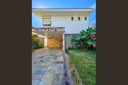 Casa à venda com 250m², 4 quartos e 4 vagasFachada