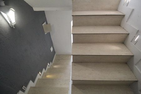 Apartamento para alugar com 78m², 2 quartos e 1 vagaEscada de entrada