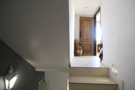 Apartamento para alugar com 78m², 2 quartos e 1 vagaEscada de entrada