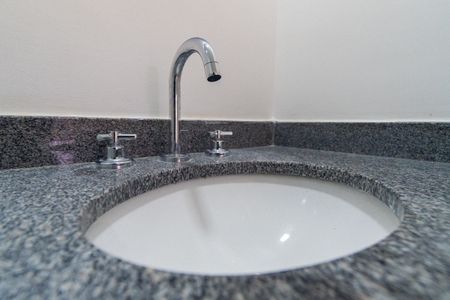 Apartamento à venda com 112m², 2 quartos e 2 vagas Apartamento à venda com 112m², 2 quartos e 2 vagasBanheiro Social Detalhe