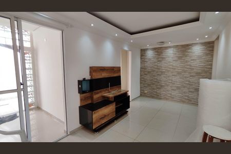 Sala de casa de condomínio para alugar com 2 quartos, 120m² em Vila das Nacoes, Ferraz de Vasconcelos