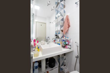 Apartamento à venda com 71m², 2 quartos e 1 vaga Apartamento à venda com 71m², 2 quartos e 1 vagaBanheiro social