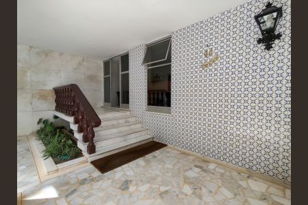 Apartamento à venda com 200m², 4 quartos e 1 vaga Apartamento à venda com 200m², 4 quartos e 1 vagaFachada e portaria