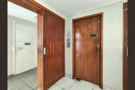 Apartamento à venda com 200m², 4 quartos e 1 vaga Apartamento à venda com 200m², 4 quartos e 1 vagaFachada e portaria