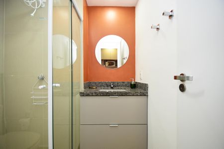 Banheiro de kitnet/studio para alugar com 1 quarto, 25m² em Pinheiros, São Paulo